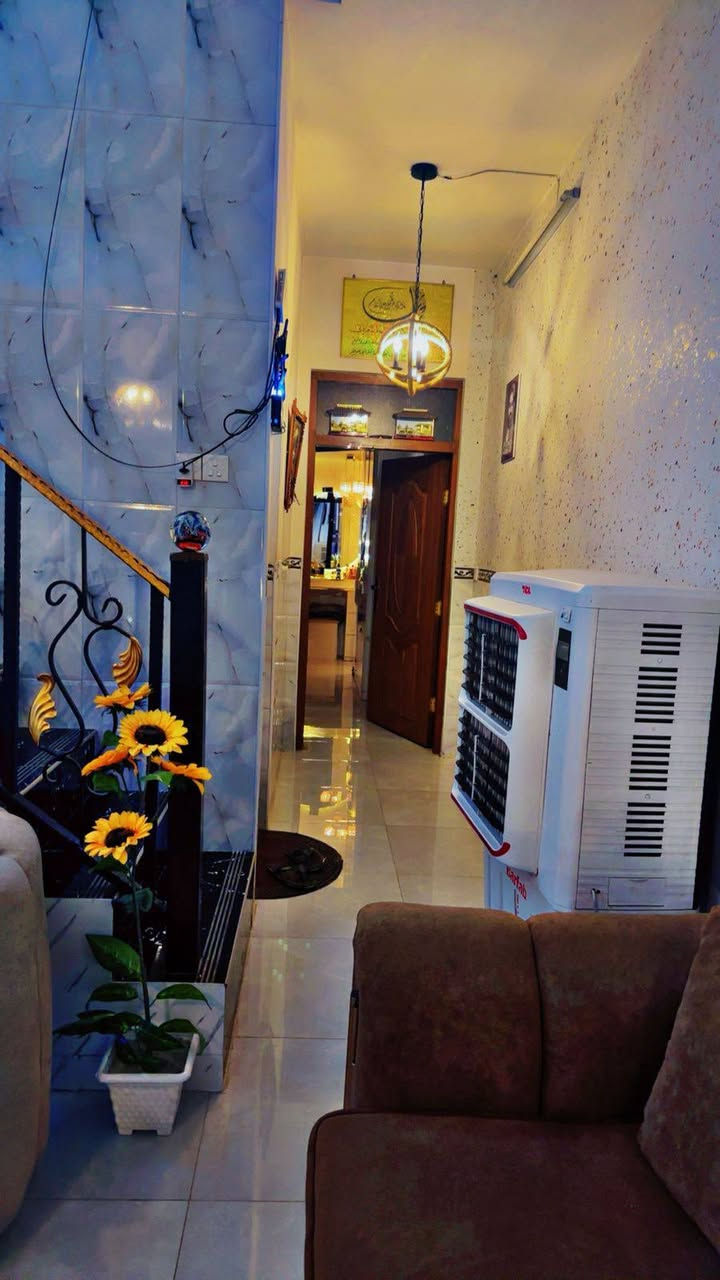 سلام عليكم  لبيع بيت زراعي  بغداد التراث قرب تقاطع درويش  مساحه ١٣٠متر طابقان معزول من كلشي غرفتيتن نوم حمامين مطبخ حار بارد تشجير بي ١١متر  شارع ١٥متر  نقص بس الواجهه ماملبوخه  *********** وتساب تفاصيل اكثر سعر ١٤٠مليون وبي مجال
