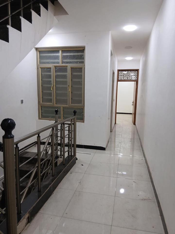 ‏مشتمل للإيجار 75م📍الموقع: الشعب ‏ الضباط العقاري الاولى ‏ جاهز للسكن- بناء حديث 2024‏جديد منطقه هادئه وراقيه خدمات راقية  ‏يحتوي على طابقين 3غرف نوم واستقبال ومنور  مطبخ حار ‏وبارد وخدمات وبلكونه/وبيتونه كبير وكراج صغير سعر (650)قفل
للاستفسار
***********
