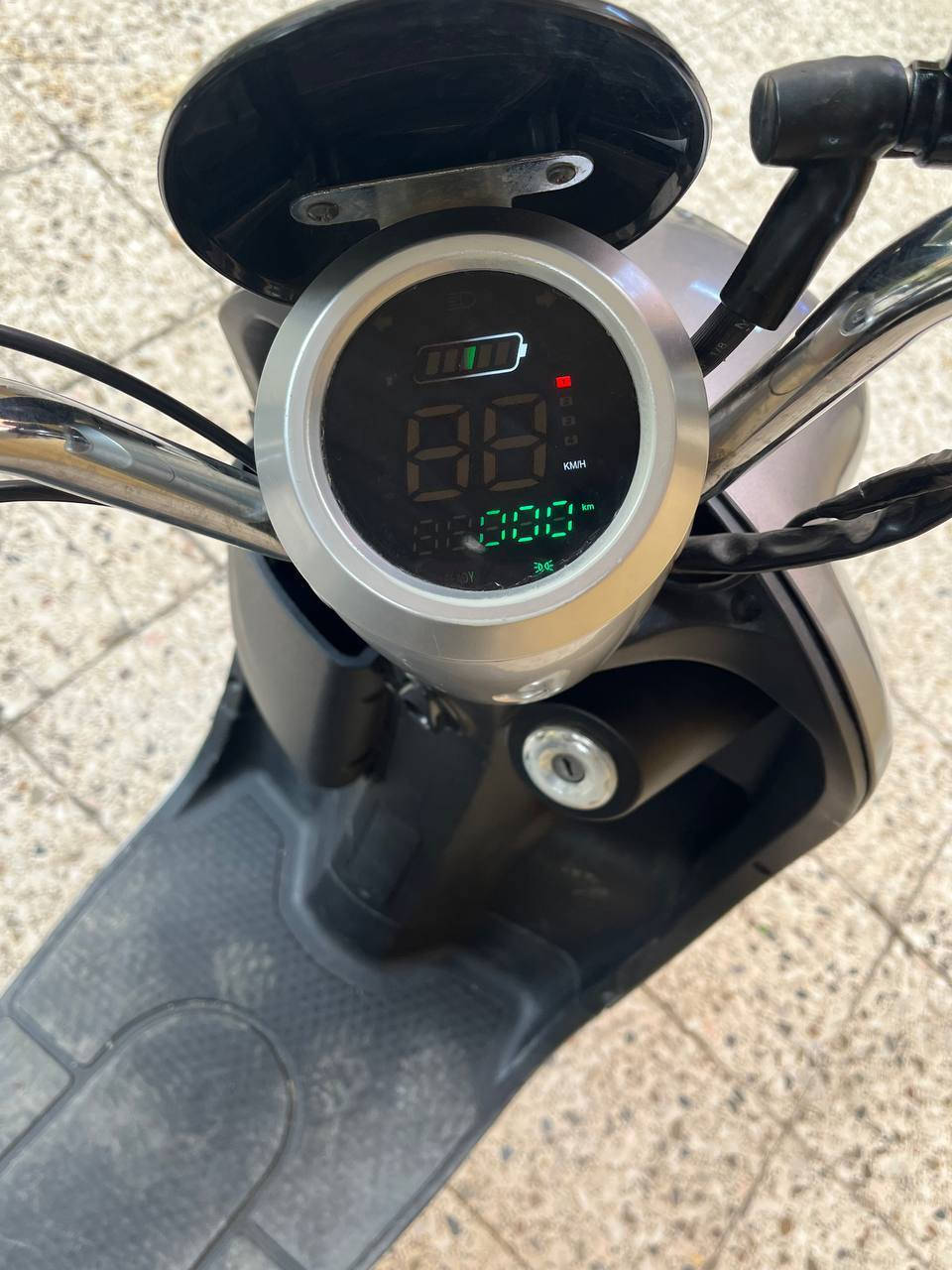 ماطور شحن بولسي!
مواصفات كالـ الأتي
١_بطاريات ريان جديد مستخدمات شهر فقط. 
٢_بصمة، سويچ
٣_سرعة 50 حقيقي
٤_45 كيلو حقيقي
.... 
فقط بريك امامي يدة عاطلة اي عطل ثاني ماكو. 
السعر 375.
للتواصل على الواتساب(***********)
💢فقط واتساب متوفر.
