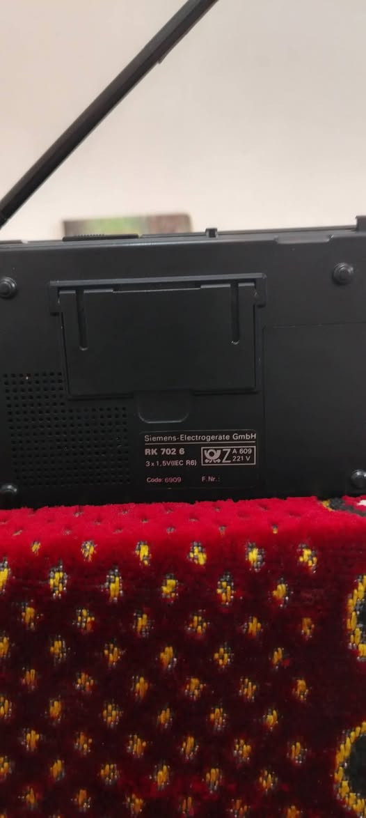 جهاز راديو  SIEMENS RK702
الصنع ألماني ويعتبر من النوادر 
نظافة ٩٩ ٪
يعمل بثلاث باتريات قلم
الموجات / fm_ am_ sw1_sw2_sw3_sw4_sw5
ساعة محلية وساعة عالمية لكل البلدان 
أريل الأصلي... ما مفتوح نهائيا
السعر ٧٥ الف
هاتف ***********

