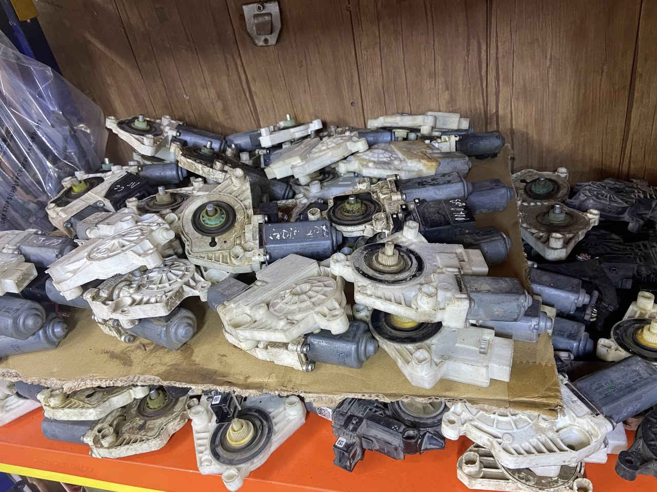 ليظفر ماطور جام لجميع  سيارات فولكس واكن
قفل باب فولكس واكن عام 
العنوان أربيل صناعة الشمالية 
***********
***********
