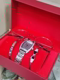 ساعات • عيد الأم • عيد الحب