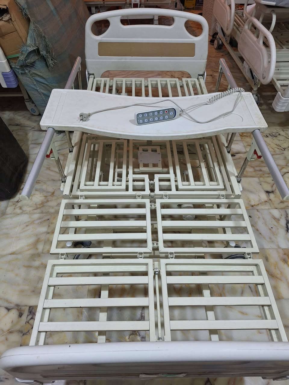 للبيع سريرطبي كهربائي ريمونت كونترول ٦ حركات مع فتحه وسطية تواليت مع طبلة طعام مع حمالة مغذي مع فراش طبي قلاب يمين و يسار يصبح كرسي بسعر ٦٥٠ الف وبيه مجال ٠ ***********
