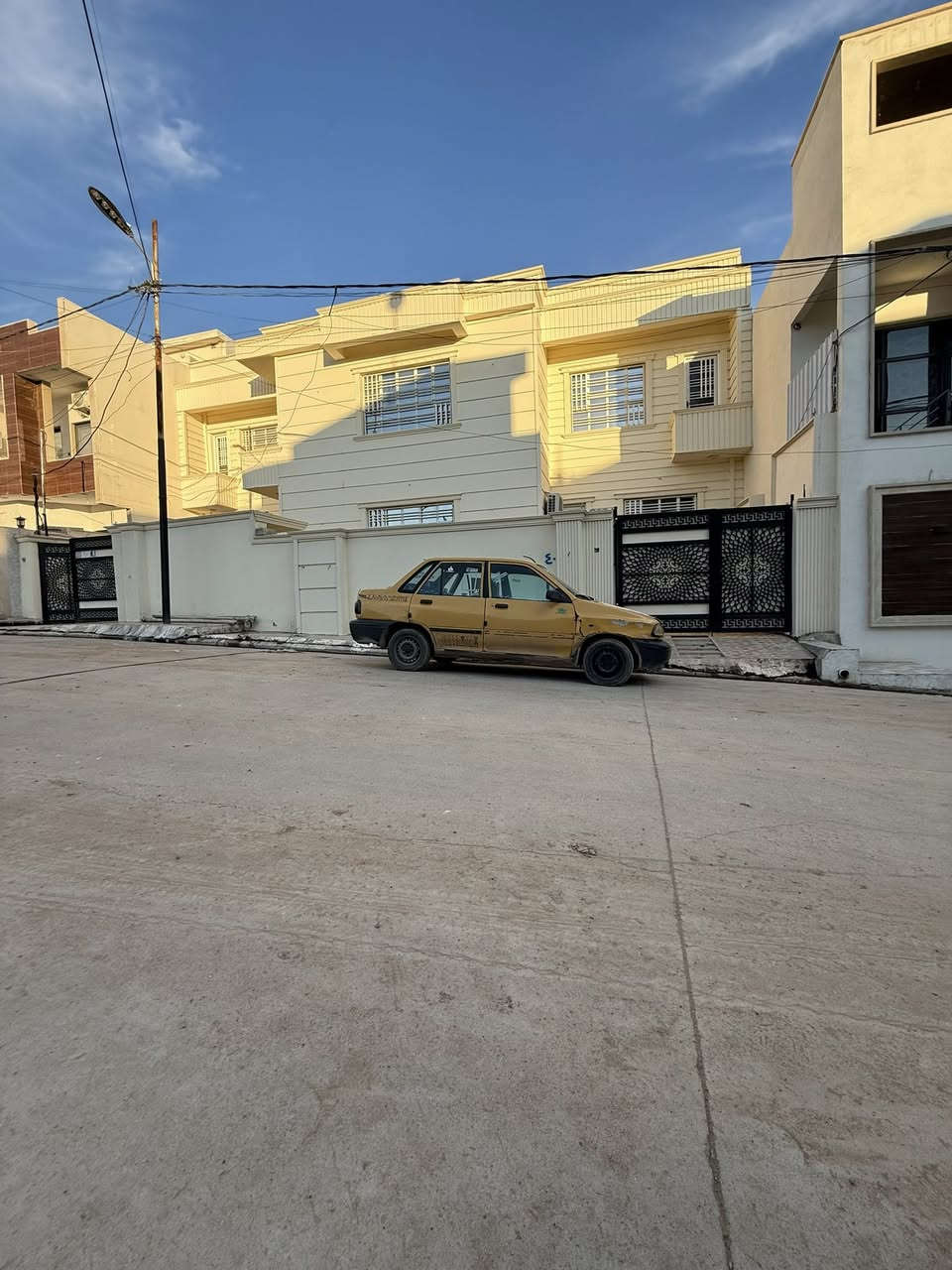 ?دار للبيع _ فرصة لا تعوض !🏡
📍الموقع: الموصل_[ حي التعليم العالي - مجمع النور السگني ] 

📐المساحه: [ 360. متر وجها18 متر] 

🛏️عدد الغرف: [ 6 غرف نوم ]

🛁عدد الحمامات: [ 4 حمام ] 

🍽️ مطبخ + صالة + استقبال+ كراج+ سطح 

يقع على شارع 12

اتفصيل اكثر اتصلو علئ ارقام التاليه 

لو مراجعه مكتب دانية للعقار عنون مكتب حي التعليم العالي 

بعد مجمع الغزل

*********** اسيا

*********** كورك

نستقبل كافة العروضات في احياء التعليم العالي
