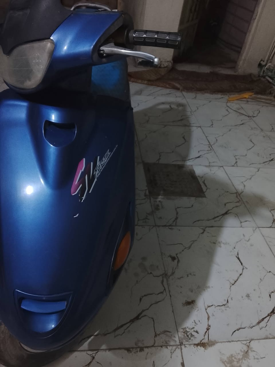 السلام عليكم دراجه فراشه كامله من طول له طول كلشي شغال اشاير لايت هورن سلف عداد سرعه كيج بانزين كلشي شغال محرك ناعم حلوه سعره 300 وبيه مجال مكان ابو الخصيب رقم *********** بس وتساب
