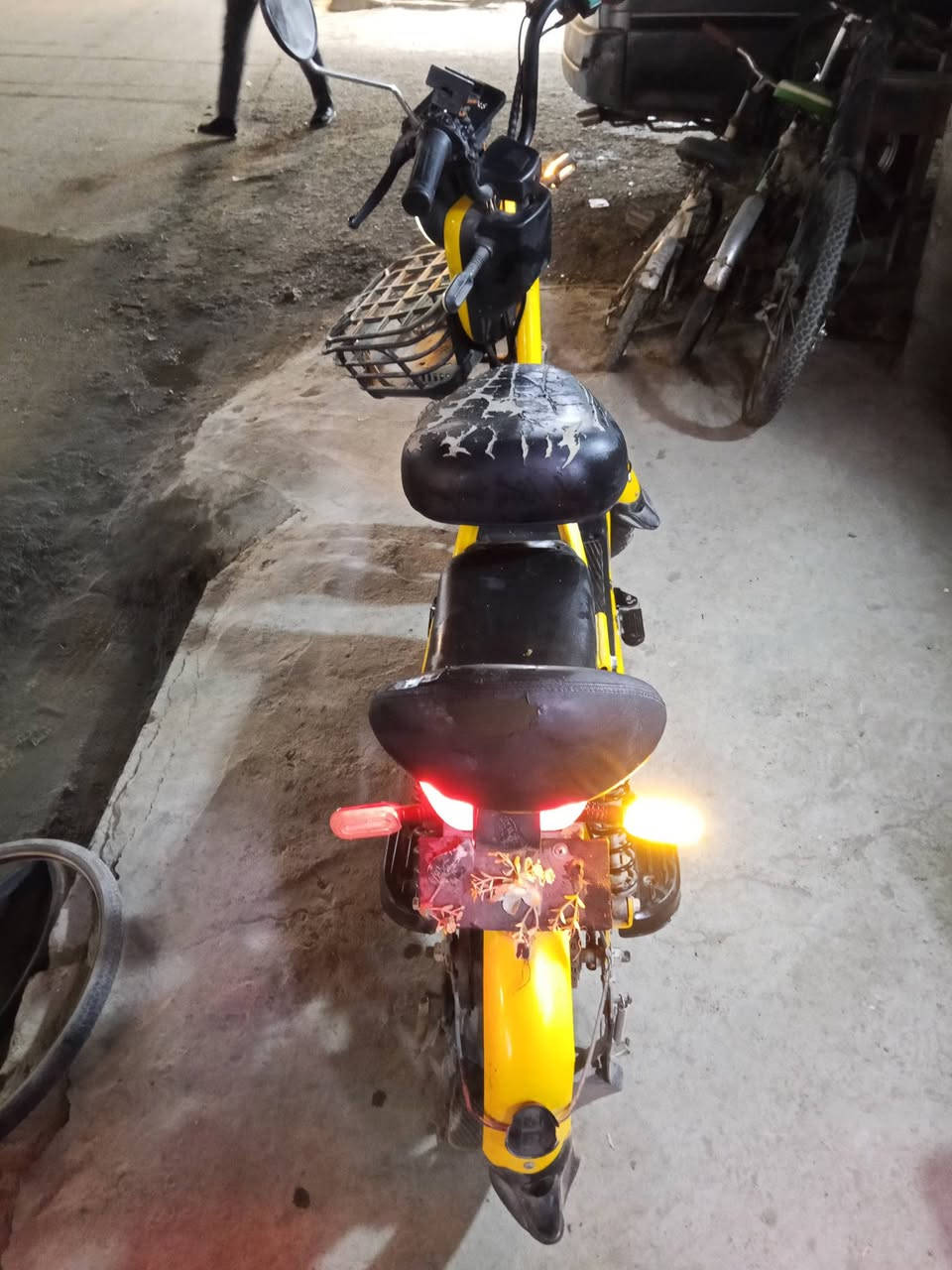 مكلف بل النشر
دراجه شحن للبيع دراجه نضيفه بطارية نص ونص الماشه الاماميه بيه عواج قليل والدبل الامامي واكف بس كهربائيّة كله شغاله سعر250وبيه مجال مكاني بغداد الحرية 
***********
