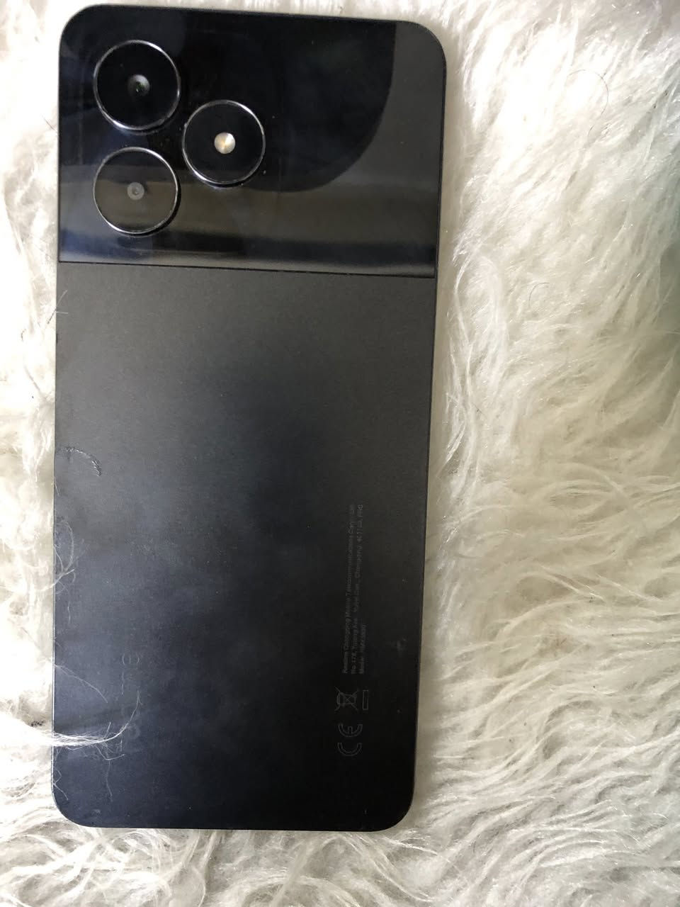 الهاتف هو Realme C53 (ويُعرف في بعض الأسواق بنسخة قريبة جداً وهي Realme N53). يتميز هذا الهاتف بالتصميم الشهير للكاميرات الخلفية الشبيهة بهواتف الآيفون، مع الجزء العلوي اللامع والجزء السفلي المطفي (Matte) الذي يحمل شعار شركة realme.
إليك المواصفات الكاملة والتفصيلية للهاتف:
📱 الشاشة والتصميم
 نوع الشاشة: IPS LCD بمعدل تحديث 90Hz (لتجربة تصفح ناعمة).
 حجم الشاشة: 6.74 بوصة.
 الدقة: +FHD بدقة 1080 \times 2400 بكسل.
 التصميم: ظهر وإطار من البلاستيك، ويتميز بميزة "الجزيرة المصغرة" (Mini Capsule) التفاعلية حول الكاميرا الأمامية لعرض الإشعارات وحالة الشحن.
⚙️ الأداء والعتاد الداخلي
 المعالج: Unisoc Tiger T612 (بتكنولوجيا 12 نانومتر)، وهو معالج اقتصادي مناسب للاستخدام اليومي والتصفح والألعاب الخفيفة.
 الذاكرة العشوائية (RAM): يتوفر بنسختين 6 جيجابايت أو 4 جيجابايت (مع إمكانية زيادة الرام افتراضياً من الذاكرة الداخلية).
 ذاكرة التخزين: 128 جيجابايت أو 64 جيجابايت، ويدعم تركيب كارت ذاكرة خارجي (MicroSD) في منفذ منفصل.
📷 الكاميرات
 الكاميرا الخلفية (ثنائية):
 العدسة الأساسية: بدقة 50 ميجابكسل بفتحة عدسة f/1.8 (تقدم أداءً جيداً في الإضاءة النهارية).
 العدسة الثانية: عدسة عزل (العزل والبورتريه) بدقة 0.3 ميجابكسل.
 ملاحظة: الحلقة الثالثة في الخلف ليست كاميرا، بل هي فلاش LED مدمج بشكل دائري ليتناسق مع التصميم.
 الكاميرا الأمامية: بدقة 8 ميجابكسل بفتحة عدسة f/2.0.
🔋 البطارية والشحن
 سعة البطارية: 5000 مللي أمبير (تكفي للاستخدام المكثف طوال اليوم).
 سرعة الشحن: يدعم الشحن السريع بقوة 33 واط بتقنية SUPERVOOC (يُشحن حوالي 50% في غضون 31 دقيقة).
✨ السعر75 ‏العنوان بغداد ‏يوجد توصيل جميع المحافظات ￼￼


**إذا كنت صاحب هذا الإعلان وتريد حذفه لأي سبب، رجاءا أرسل رسالة إلى الدعم الفني**