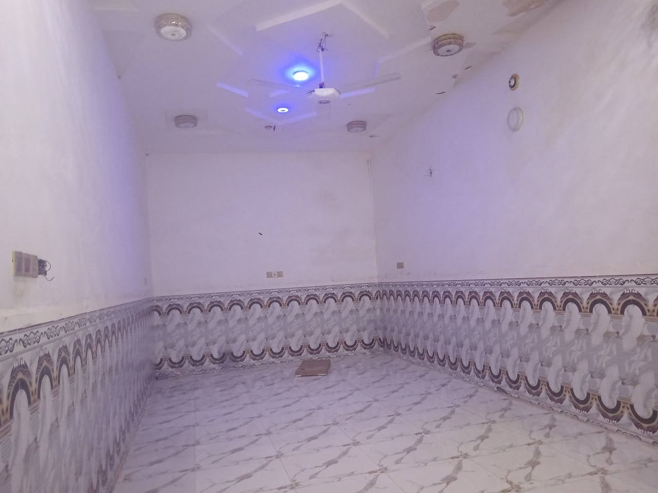 سلام عليكم خوان بيت صب سطح مبنى طابوك لبيع بي ٢ غراف وصاله وستغبال مطبخ وصحيات مساحته ٢٠٠ التواصل تصل ع رقم ***********
