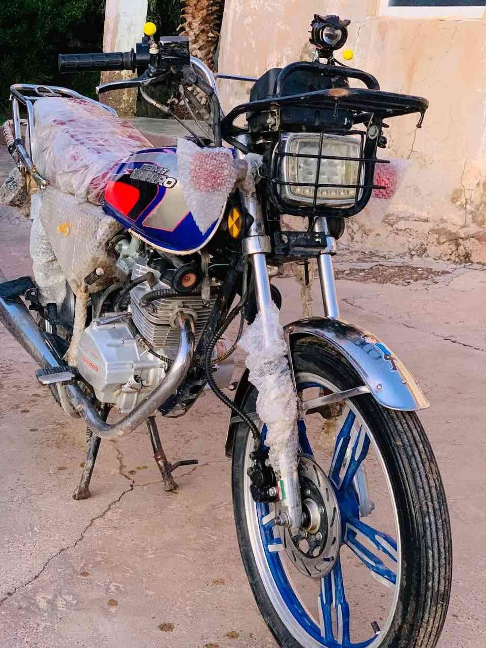 السلام عليكم ماطور للبيع 
نامي برو 5كير شغال نكره سلف شرط لاصرف ولابخار نشاط فول كهربائيات شغاله للبيع فقط بدون مراوس سعر450 وبي مجال اتصل  ***********
