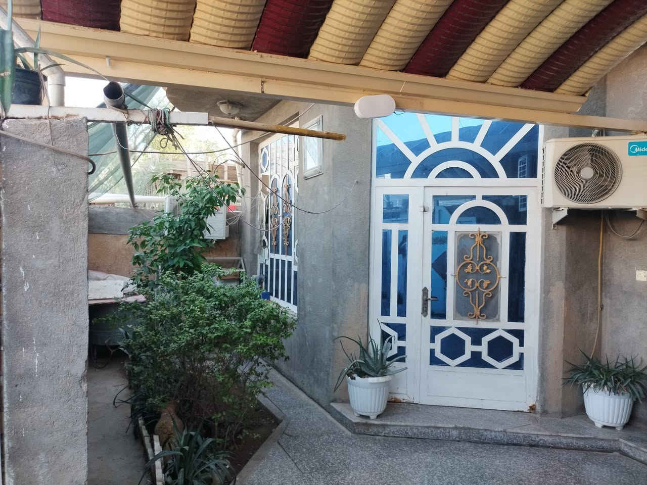 دار للبيع مساحة 100متر طابو صرف بأسمي 10*10 مربع 
العنوان خلف مول أهل الخير شارع الطهمازيه يبعد تقريبا 150 متر  عن شارع الطهمازيه 
طابق الاول استقبال+مطبخ حار ـ بارد + كلدور+مجمع صحياة
ارضيه كرانين  ومتر حزام سيراميك 
صحياة خارجيه 
الطابق الثاني  كلدور وغرفتين  
ارضيه سيراميك
جميع مواد البناء درجه اولى 
الإستقبال والصحياة سقوف ثانويه اولى 
بالعافيه علي يكون نصيبه يجي ويكعد كبل حتى تنضيف ماينضف
السعر  على الخاص او واتساب تلفون  *********** وبالخدمه
اعتذر على التصوير الداخلي للبيت اليشتري يجي ويشوف
لانه البيت كاعد بيه
