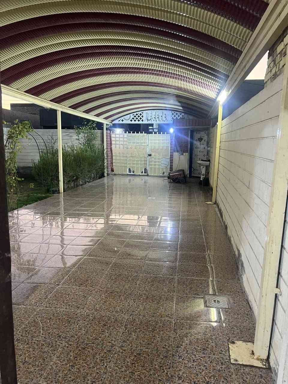 السلام عليكم دار للبيع مساحة ٣٠٠ يتكون من غرفتين وهوال واستقبال ومجمع صحي الموقع نزلة سعد بيجو بيت نضيف وجديد  السعر 140 رقم الهاتف ***********
