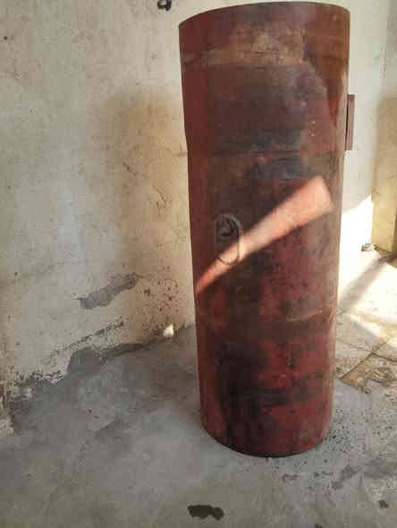 تانكي بلادي يأخذ 200لتر هوه وقواعده المكان النجف السعر 130الف للتواصل عبر الرقم ***********او. ***********.
