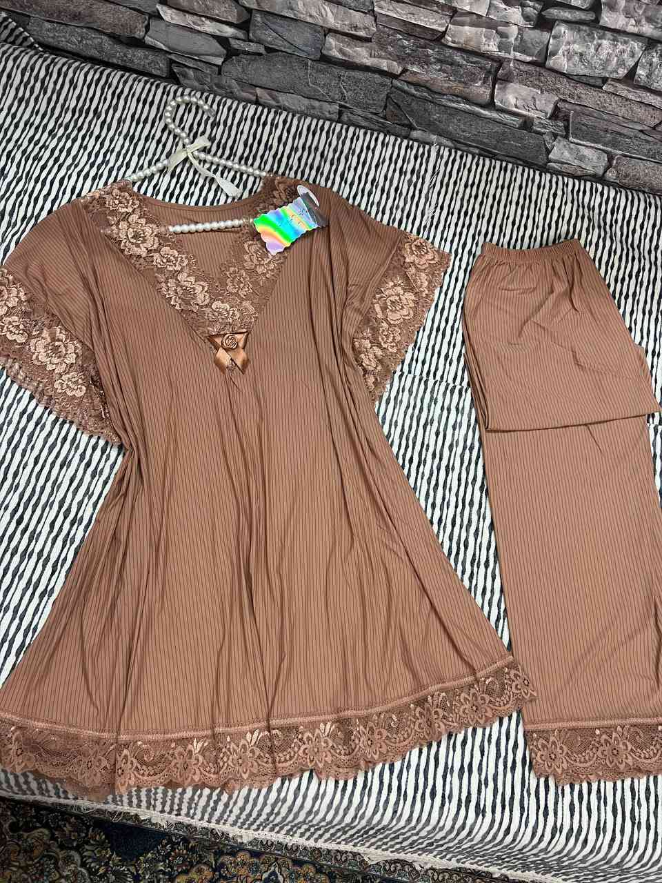 بجامه زبده حرير ماركه الملكه 
فري سايز 
السعر 13


**إذا كنت صاحب هذا الإعلان وتريد حذفه لأي سبب، رجاءا أرسل رسالة إلى الدعم الفني**
