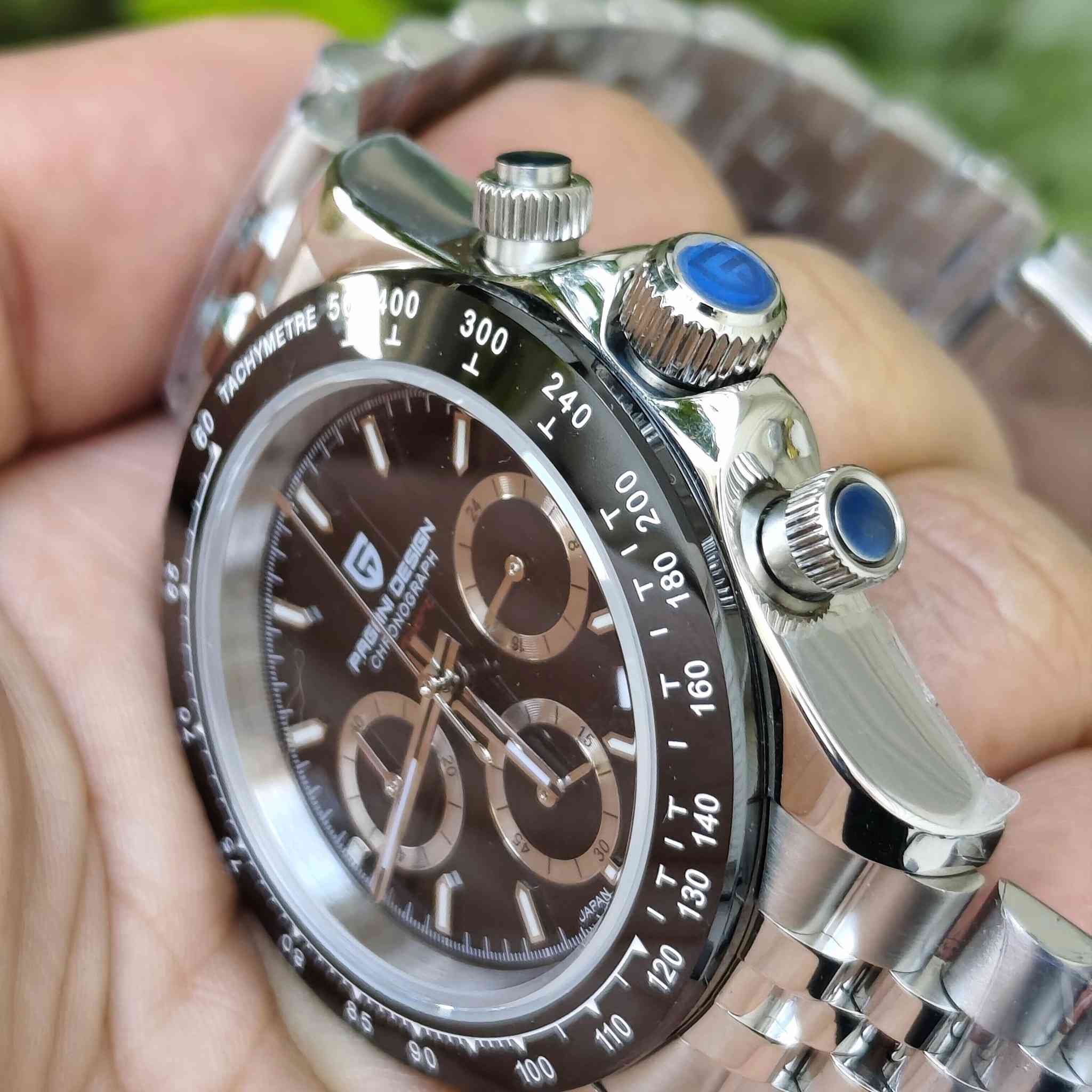 ساعة ماركة باكاني دزاين Pagani Design أصلية فخمة⌚

موديل الساعة PD-1644

 جديدة لوك ⌚✨وبعلبتها الأصلية مع كامل ملحقاتها 

أهم مواصفات الساعة:
✅الماكنة : ماكنة يابانية 🇯🇵 أصلية من شركة سيكو (Seiko VK63) بنظام الميكا-كوارتز.
الزجاج: ياقوت (Sapphire Crystal) ضد الخدش تماماً.
✅الإطار: سيراميك فاخر يعطي لمعة دائمية ولا يتأثر بالاستخدام.
✅الهيكل: ستيل كامل (316L) المقاوم للصدأ وتغير اللون.
✅المميزات: كرونوغراف شغال بدقة عالية، مع مقاومة ماء تصل لعمق 100 متر.
✅قفل بحري
✅الإضاءة الليلية (Luminous): الساعة تحتوي على مادة مضيئة (Lume) على العقارب والمؤشرات، مما يسهل قراءة الوقت في الظلام.
✅قطر الساعة: 40 ملم
✅سير الساعة جوبلي اصلي جميل جداً 

 يوجد خدمة توصيل لكل العراق 🇮🇶
#ساعات #ساعة


**إذا كنت صاحب هذا الإعلان وتريد حذفه لأي سبب، رجاءا أرسل رسالة إلى الدعم الفني**