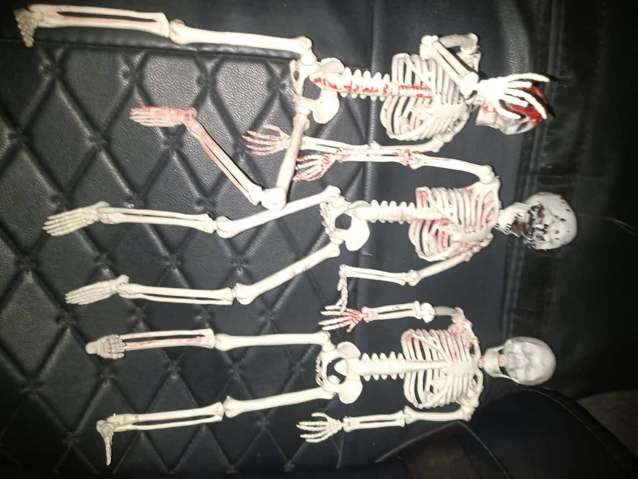 هيكل عظمي عدد 3 كل تفاصيل عن تتحرك تكدر تخليهم بالشكل اليعجبك واي حركه تعليميات يعتبرن حجم تقريباً 30 سم ب 25 ألف كلهم 3 قطع مكاني بغداد شراي يجي خاص او يتصل هذا رقمي ***********
