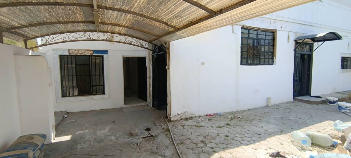 متوفر بيت للأيجار
مساحته 280 متر تجاري على الشارع العام تجاري 
العنوان كركوك غرناطه 
يصلح للشركات والروضه والمكاتب
*********** متاح واتس اب فقط

