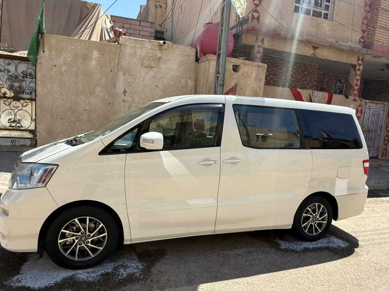 السلام عليكم 
تويوتا الفارد ٧ راكب موديل ٢٠٠٤ بأسمي رقم بصره انكليزي سنويه لل٢٧ تحويل ثاني يوم 
مكانها بصره مطيحه
مكينه ٤ سلندر 
مكينه كير  تبريد ٣ قطع سياره جاهزه بدون ضربه 
طخم تاير جديد حداديه جديده مشط جديد  باور جديد دواخل عسلي سياره جاهزه من الاخير 
السعر  ١٢٠ وبيها مجال للشراي 
للاتصال. ***********
