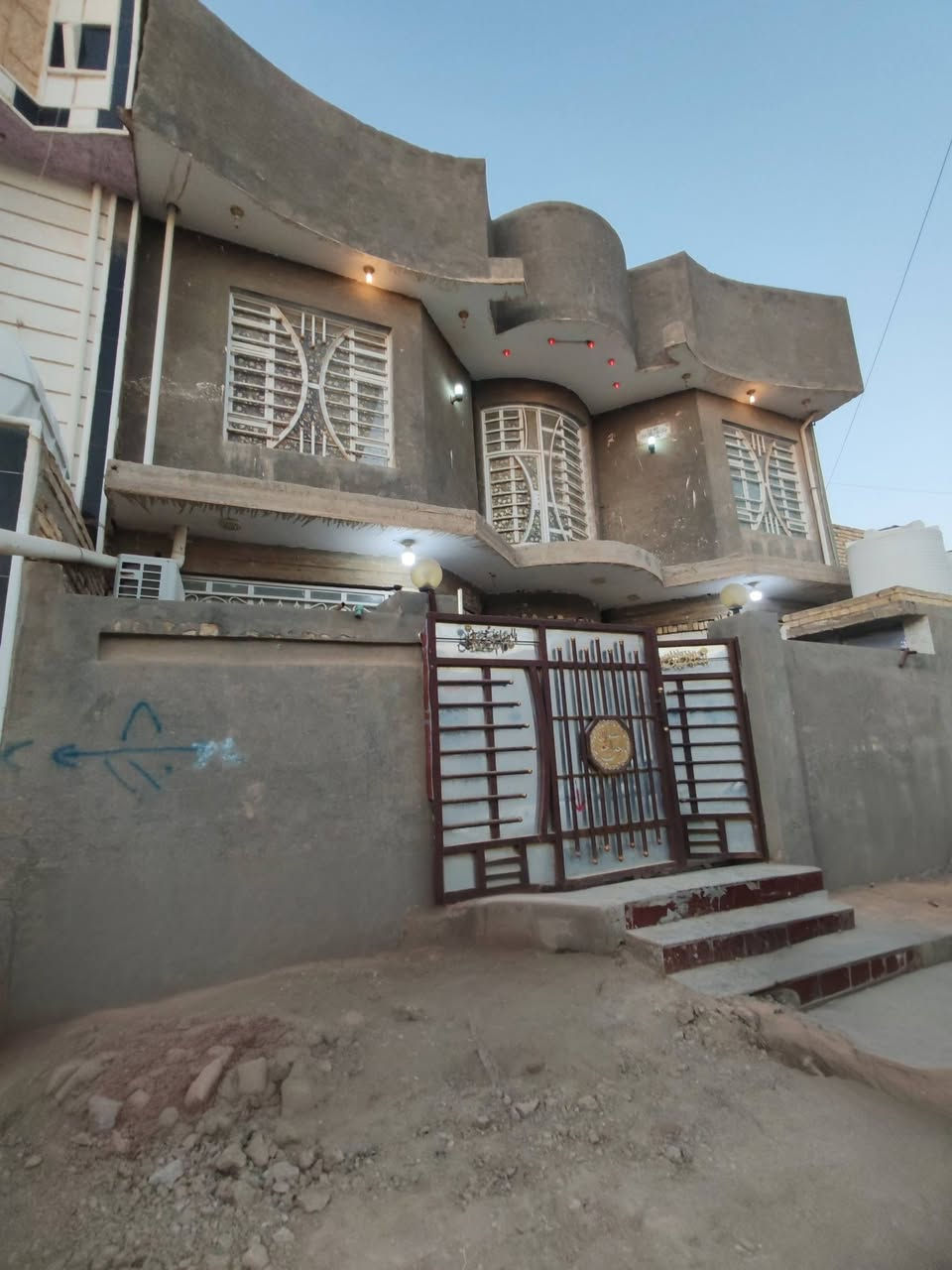 دار للبيع – الحي العسكري طابقين حديث ✨🏡
━━━━━━━━━━━━━━━━━━ 📍 الموقع: الحي العسكري 📌 خلف ملعب الميلاد 📌 قرب ساحة دكتور جاسب
📜 الملكية: طابو صرف 📐 المساحة: 165 متر ━━━━━━━━━━━━━━━━━━
🏠 مواصفات الدار:
🔹 طابقين
🔸 الطابق الأول: 🛏️ غرفتا نوم 🛋️ صالة 🏡 استقبال 🍳 مطبخ حار وبارد 🚿 مجمعات صحية داخلية وخارجية
🔸 الطابق الثاني: 🛏️ غرفتا نوم 🛋️ صالة 🚿 مجمعات صحية
🔸 السطح: ☀️ فرشي
━━━━━━━━━━━━━━━━━━
💰 السعر: مراسلة واتساب أو ماسنجر
📞 للاستفسار: ***********
━━━━━━━━━━━━━━━━━━
📢 ملاحظة مهمة:
🏠 إذا عندك دار للبيع أو أرض زراعية اتصل بينا أو راسل الصفحة.
🏘️ ادخل على الصفحة وشاهد بيوتًا معروضة في جميع الأحياء السكنية وبأسعار ومساحات مختلفة.
📱 أرقام التواصل موجودة داخل جميع المنشورات.
