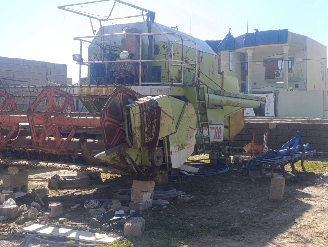 السلام عليكم للبيع حاصود كلاس موديل 89 تخم تاير جديد محرك  بيركز  العنوان كركوك الحويجة للاستفسار الاتصال علي الرقم ***********
