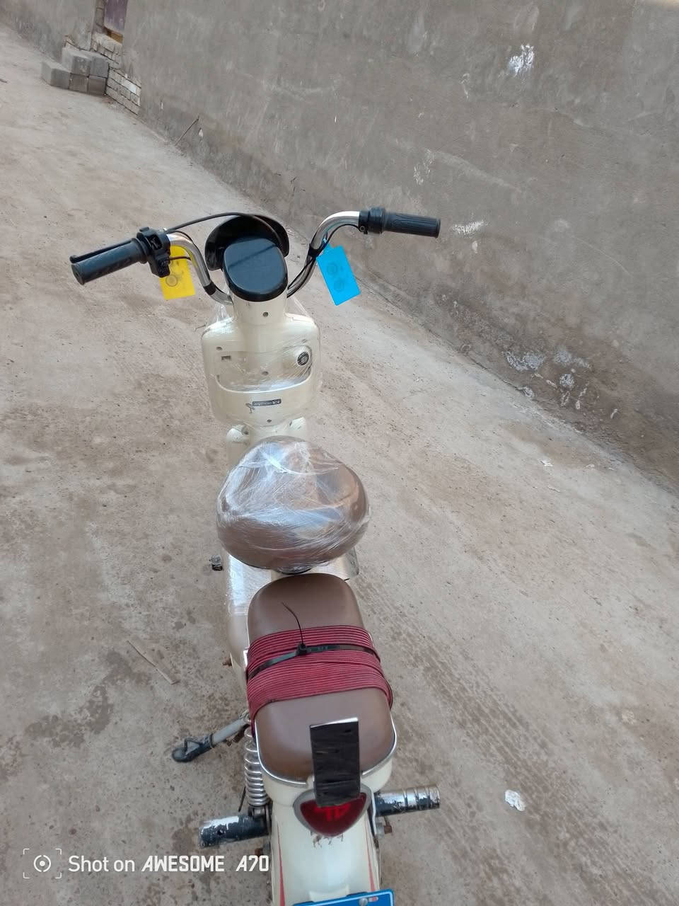 سلام عليكم عندي دراجة شحن حجم 14 مابيهة مابيهة ايشي بس العداد واكف السعر 250 وبيه مجال الرقم ***********
