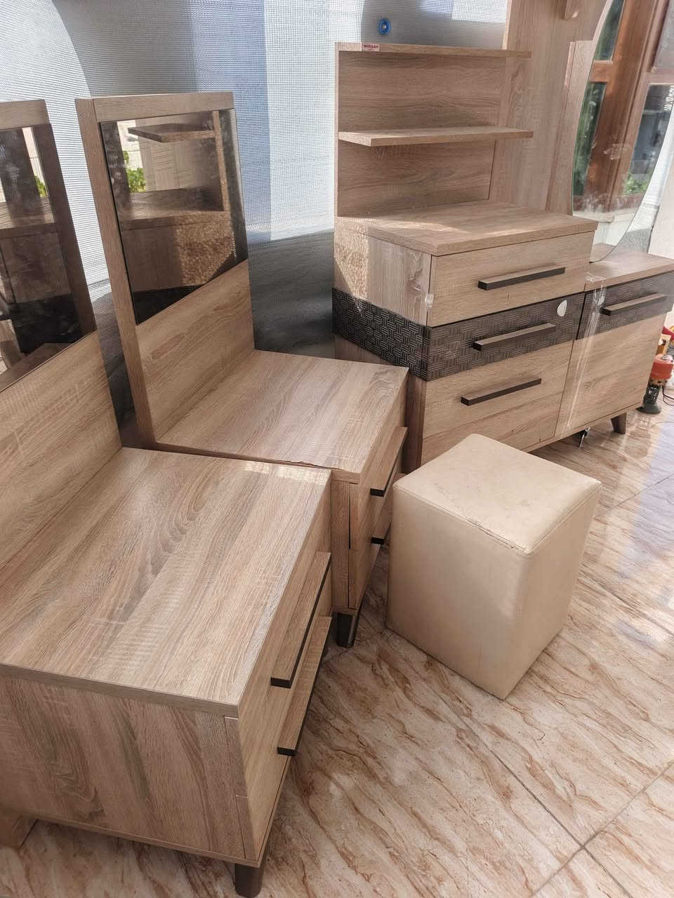ملحقات غرفة نوم تركي اصلي ٤ قطع 
للبيع سعر 200 وبي مجال  عنواني كركوك حي البدر
للستفسار *********** كركوك, العراق
