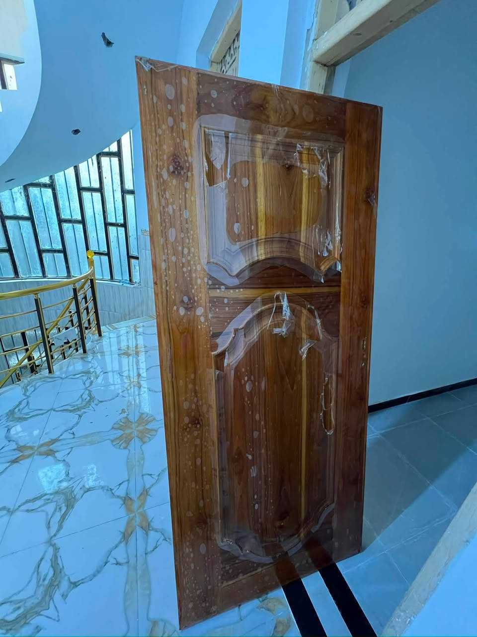 باب خشب اصلي نضيف ب٨٥
غير مستخدم نهاياً جبته وطلع مو على قياس الباب 

ارتفاع مترين و٦ 

‭***********‬ رقم التواصل واتساب
