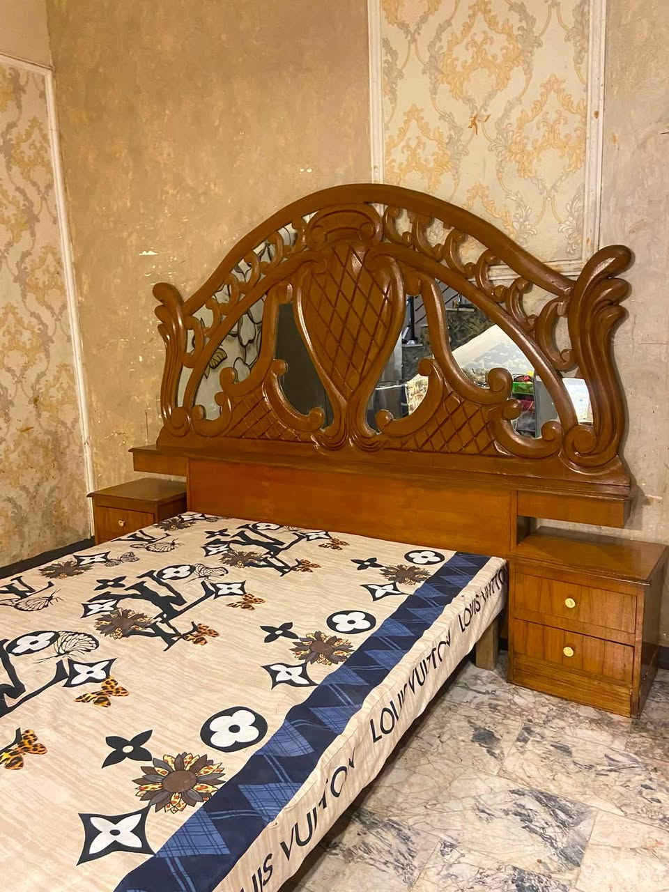 السلام عليكم ورحمة وبركاته من رخصت مدير العزيز عندي غرفه نوم الغرفه  نضافتهن 100‎%‎ اي ضرار ماكو الغرفه داخل وخارج صاج السعر الغرفه نوم 300نهايته مكان بغداد رقم هاتف *********** مكلفه بالنشر اذا تحبون اتصلو عل رقم هاتف
