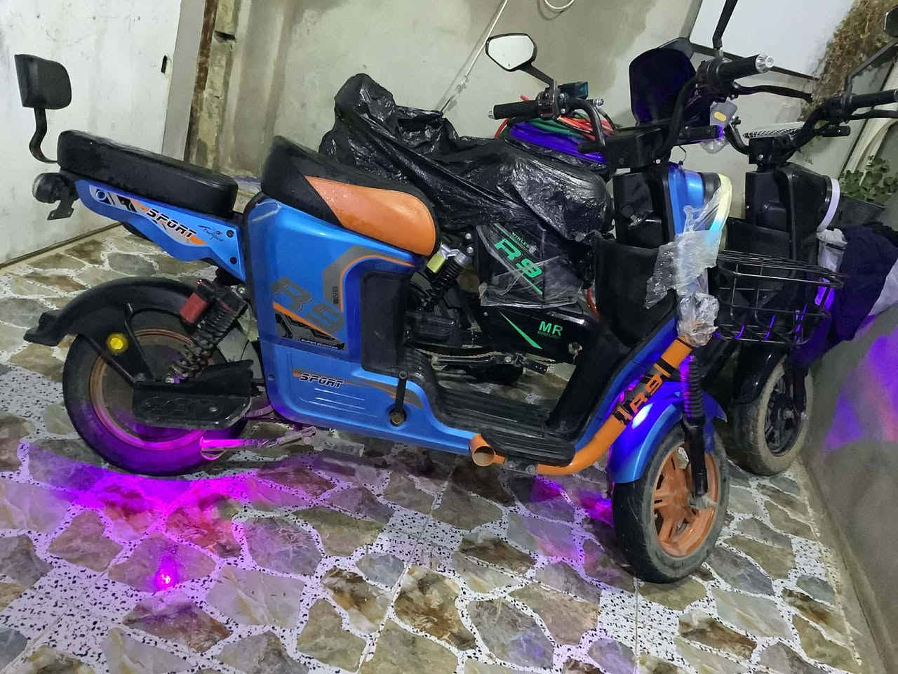 ماطور شحن للبيع R9فول مواصفات سرعه 99وحقيقي 75كلشي شغال وبطاريات جديده نضام R رجعوع للخلف وبي بصمه وكارت وسوجين السعر 425وبي مجال الرقم ***********مكاني حي الملاين الثانيه
