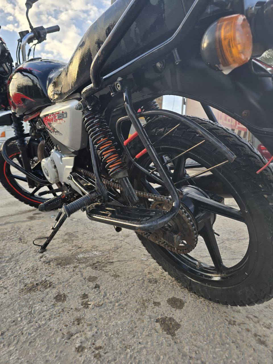 السلام عليكم
بوكسر للبيع موديل 22 اوراق أصولي 
وصل معرض موجود اوراقه كله كامله 
الدراجه بيه خيط بخار تمشيك 3اشهر 
السعر 800. وبيه مجال مستعجل حيل على بيعتها 
رقمي *********** عنوان حله
