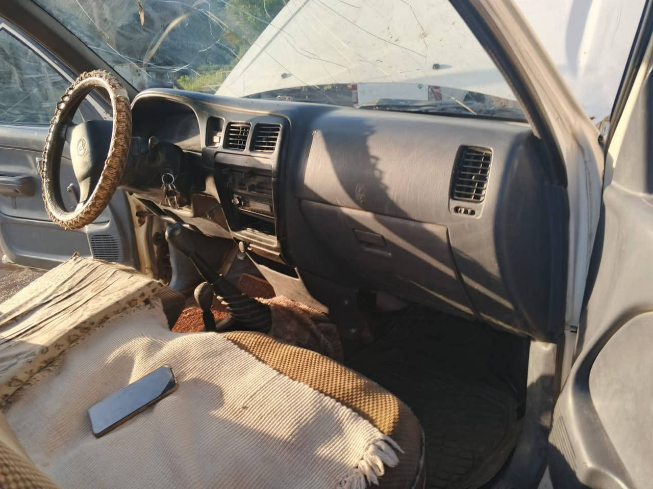 سلام عليكم لبيع بيكم تيوتا فور ويل 2001 بدون رقم مال مزاد مكفوله من سريقه وعشاير مكينه وكير جدد مكان بغداد ***********
