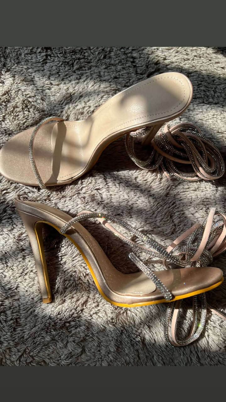 طلة الملكات تبدأ بحذاء أنيق! ✨ كولكشن كعوب شي إن للمناسبات والـ High Heels يضمن لكِ الطول المثالي، الجاذبية، والراحة التي تدوم طوال السهرة. كوني نجمة الحفل واطلبي قطعكِ الآن 👑👠."


**إذا كنت صاحب هذا الإعلان وتريد حذفه لأي سبب، رجاءا أرسل رسالة إلى الدعم الفني**