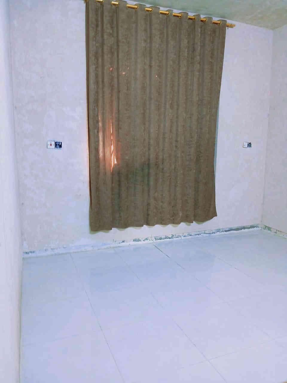 بيت مساحه ٢٠٠م واجهة ١٠ ونزال ٢٠بناء ٢٣ طابو زراعي سند ٢٥ وبي وصل معاملة تحويل جنس عقار 
محولة انترنت  المشروع الوطني مقابل الباب بالضبط وعن قريب محولة تنشد بالركن 
 البيت في ابي غرق شارع الامام حي السلام قطع هيثم الجبوري ثالث فرع ثاني بيت بعد الركن 
محتويات البيت غرفتين نوم الاثنين نفس القياس 4*4ونص وصالة مساحتها 5*8 واستقبال 5*6 ومطبخ 4ونص*4ونص  البيت مثل ما مبين بالصور بي نواقص   والدرج الواجهه موجودة والازارة 10سم أيضا موجودة  
نواقصه
بوب وأرضية كراج وواجهه والسطح فقط مزفت ينباع بنواقصه ياااريت فقط الشراي يتفضل يراسل أما الدلالة والي يجي يسولف بالنواقص ليجي افضل 
السعر 85 وبي مجال بسيط
80 ما ابيع اخوان بلا احراجات بارك الله بيكم
رقمي ***********
