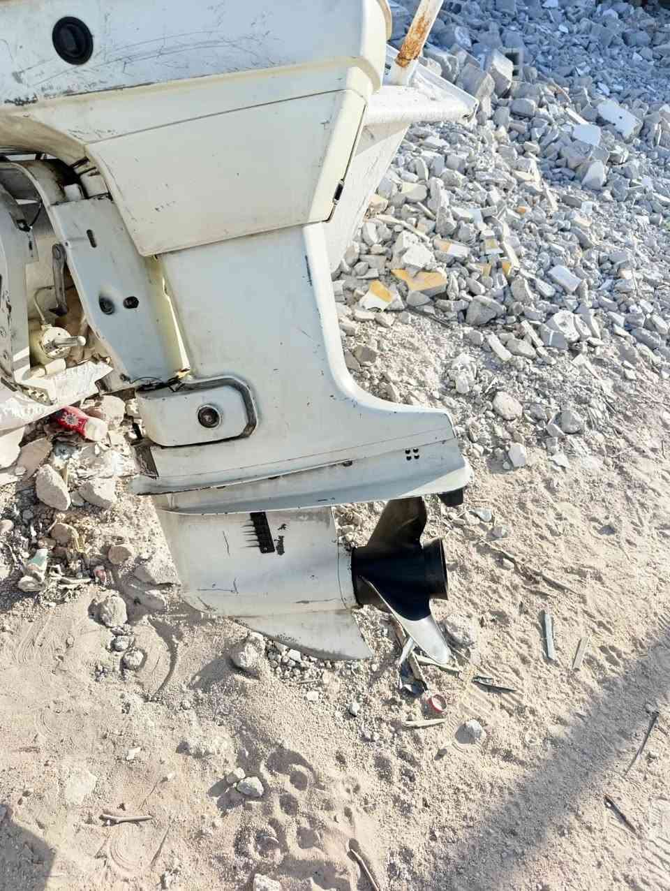 السلام عليكم للبيع زورق نوع ايراني 7 متر + مكينه سوزوكي 115 جديده ما مفتوح بيها برقي وشرط الفحص مكاني بصره ابو الخصيب للاستفسار على رقم صاحب الزورق ***********
