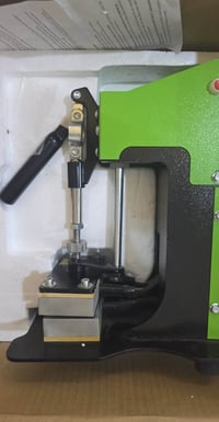 مكبس حراري يدوي صغير (Rosin Press / Heat Press). تُستخدم هذه الآلة بشك...