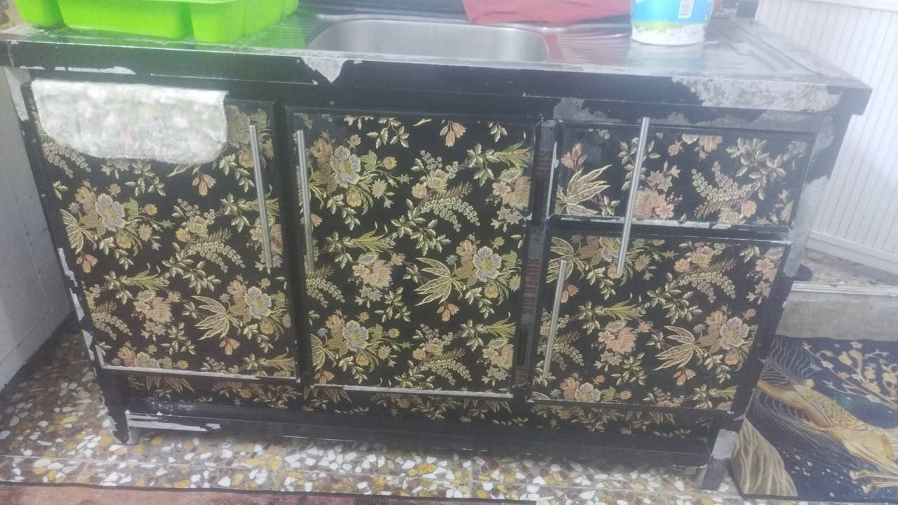 السلام عليكم كاونتر للبيع وتقوم للبيع العنوان بغداد الجديده شارع المسبح قرب وليد نائم ***********
