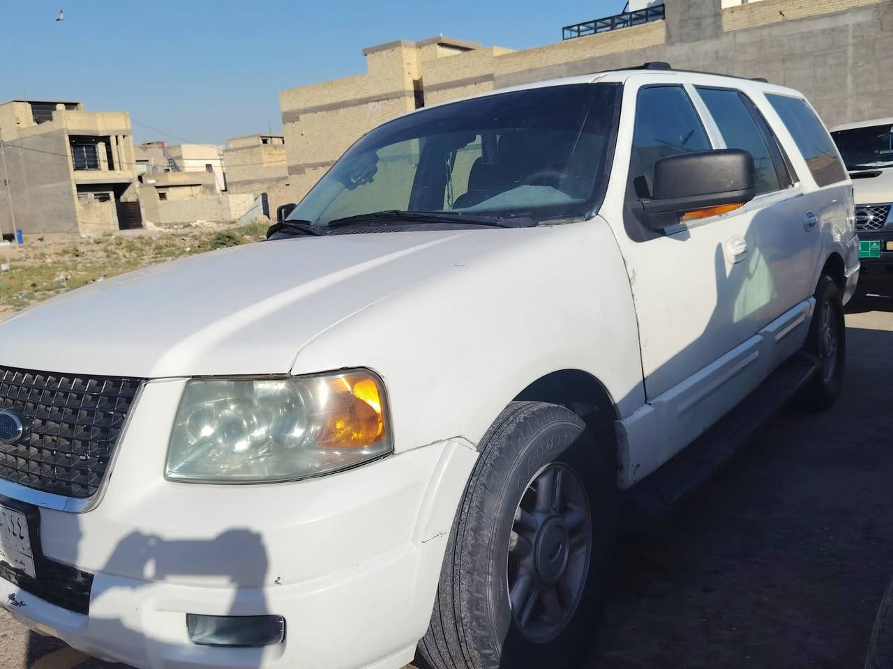 السلام علیکم
سيارة فورد إكسبیدیشن (Ford Expedition XLT) مودیل 2004 للبيع المستعجل. 
الموديل: 2004 
المواصفات: وارد أمريكي المحرك: محرك جديد بحالة ممتازة جاً ونشط. 
لتبريد والكهربائيات: شغال فقط غاز نقص الوضع العام: السيارة مثل ما موضح بالصور، اهزة د السعر المطلوب: 60 ورقة وبيه مجال والشراي ما نقص 
ویاه. 
مکان التواحد: بغداد. للاستفسار الاتصال على الرقم: ***********
