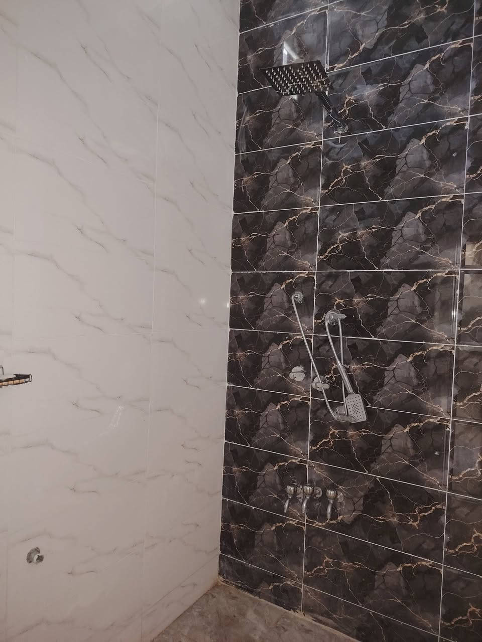 السلام عليكم
بيت ٢٠٠متر بناء حديث صار شهر من كامل
حي الحكيم على الكورنيش
سند٢٥ مرقم من البلديه
رفته طابوق

غرفتين هوال مطبخ حار وبارد استقبال حديقه وكراج سياره
صحيات خارجيه وداخليه
للستفسار الاتصال  ***********
او وتساب ***********
سعر ٧٥
