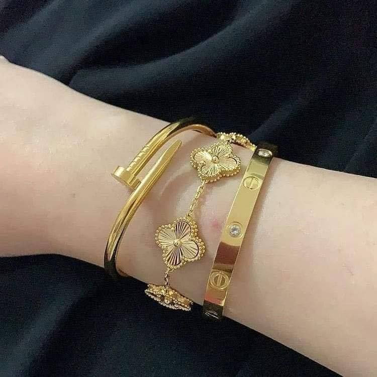 تشكيلة من أفخم السوارات الرائجة 🔠🔠🔠

سيت متكون من 3 قطع . مسمار . فان كليف . كارتير . 💫💫💫

🌟كوالتي ممتاز أصلي ✔️
🌟طلاء ثابت بجودة عالية 💯
🌟غير قابل للصدأ ✔️ 
🌟مصمم بلمسة جاذبية 😍 
🌟تألقي بسحر جاذبية التصميم المميز 💕
🌟متوفر باللون الذهبي💛
🌟هدية رائعة لإحبابك 💍 

‼️ نزلنا سعره 👇‼️

سعر السيت ١٥  الاف

🚘يوجد خدمة توصيل لجميع محافظات العراق ٤ الاف🚘


**إذا كنت صاحب هذا الإعلان وتريد حذفه لأي سبب، رجاءا أرسل رسالة إلى الدعم الفني**