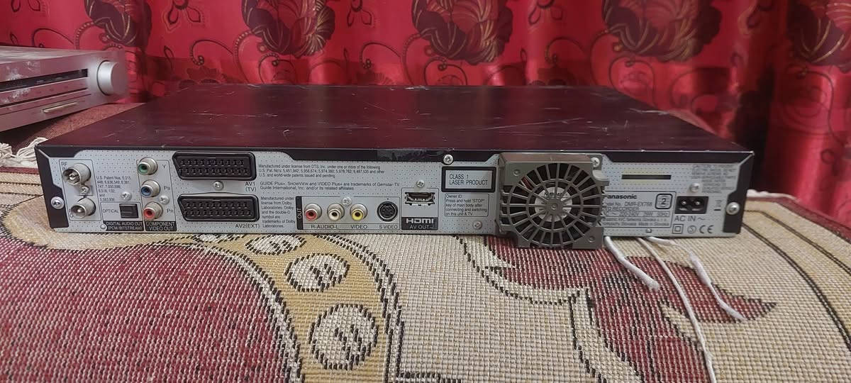 جهاز دي في دي 
هذا الجهاز هو Panasonic DMR-EX768، وهو مسجل DVD مع قرص صلب مدمج. 
سعة التخزين: يحتوي على قرص صلب (HDD) بسعة 160 جيجابايت لتسجيل البرامج التلفزيونية والأفلام. 
دقة الفيديو: يدعم رفع دقة الفيديو (Up-conversion) إلى 1080p عبر منفذ HDMI لعرض صورة عالية الوضوح. 
تقنية الألوان: يدعم تقنية Deep Colour لتحسين جودة الألوان ودقتها. 
ميزات إضافية: يتضمن موالف Freeview مدمج، ويسمح بنقل التسجيلات من القرص الصلب إلى أقراص DVD. 
السعر ٥٠
***********
