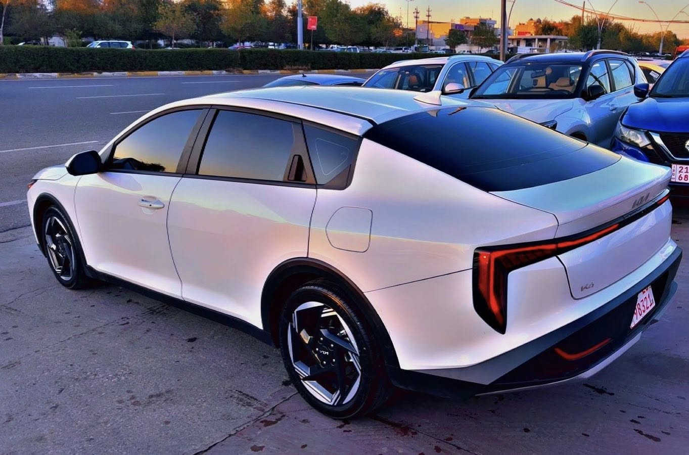 السلام عليكم 
للبيع Kia K4 
الموديل 2025 
مواصفات EX 
بصمه و تشغيل عن بعد 
رادر 360 درجه 
سياقة ذاتيه و تحديد مسار 
ويل 17 
داخل لونين زيتوني و اسود 
السيارة رقم اربيل باسمي تريد وكاله او تحويل 
مكان السيارة بغداد - زيونه 
صور حادثها ضمن الصور 
حادثها بدون ايرباك 
جاملغ خلفي و الصندوق صبغ 
للاستفسار اتصال او واتساب 
***********
