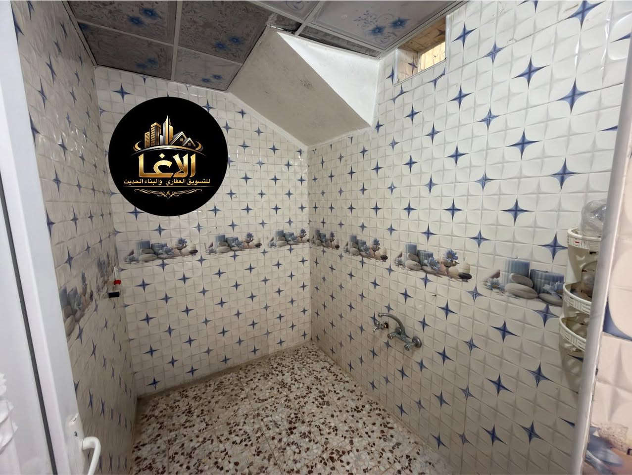 للبيع للبيع دار سكني في حي الكرامة قرب مدرسة عمر ابن العاص
المساحة /100م واجهة5م عمق 20م طابق واحد
يحتوي على استقبال وهول وغرفة نوم ومطبخ وصحيات 
سند ملك صرف طابو الزهور يصلح للسكن او الايجار
بأسم شخص واحد شرط قرار التمليك او فتح البيان بالطابو زهور
(السعر: 60 مليون) الدار فارغ تسليم فوري.

 للاستفسار التواصل على الواتساب  
‏ ‭***********‬ اسيا / ‭***********‬
