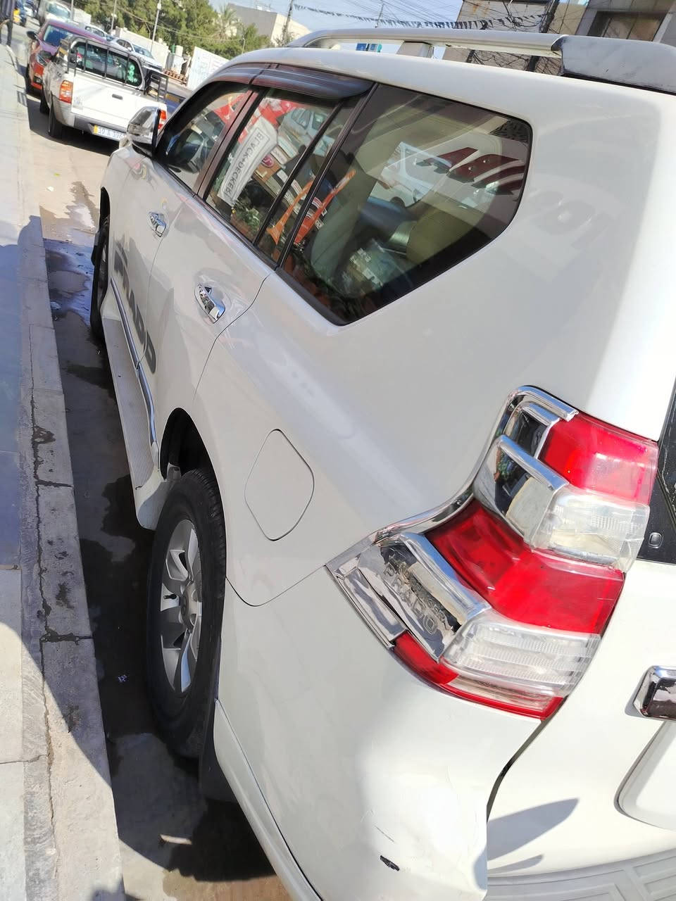 السلام عليكم برادو ٢٠١٠ محدثه ٢٠١٧
محركهه اربعه سلندر ٢٧٠٠ 
جاملغ السايق ونص من باب السايق هاهيه
الباقي كله نظيف السعر شدتين و ١٥ وبيهه مجال
ماشية ١٥٠٠٠٠ وقابل للزياده 
للشرايه الاتصال على ***********
