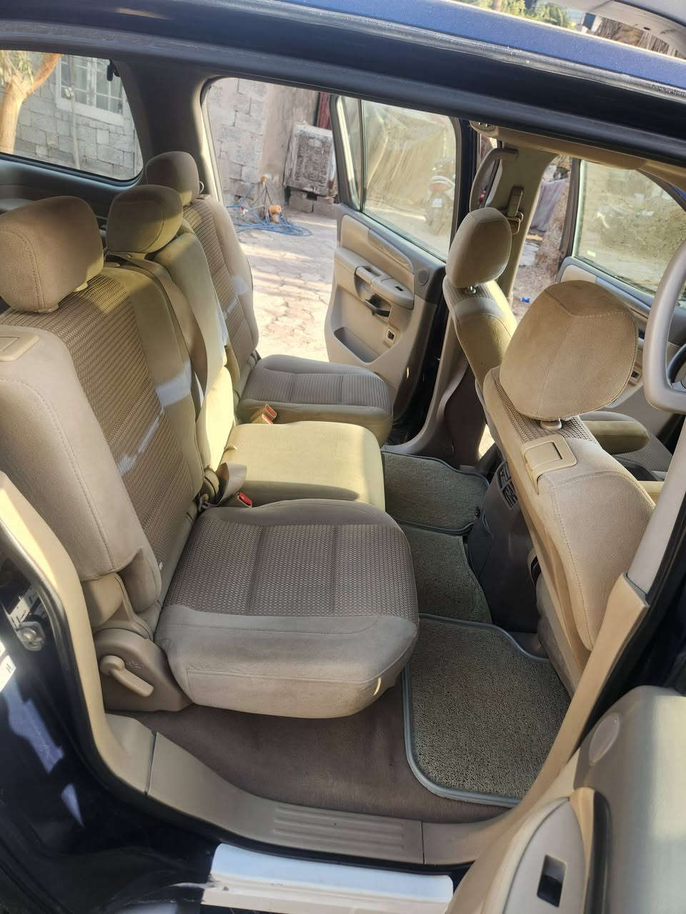 السلام عليكم  نيسان ارمادا للبيع 2008وارد خليجي فول واحد على واحد فتحه سقف اخوان السياره جديده فوك ما تصورون سيارة مصبوغة عام للجمالية وشرط بدون معجون وسونرها موجود أو آنتو تسوولها بكيفكم والباقي كله مكفول والسيارة جديده جدا 
السعر 115 وبيها مجال بسيط وبل عافيه عل ياخدها 
للاستفسار ***********
