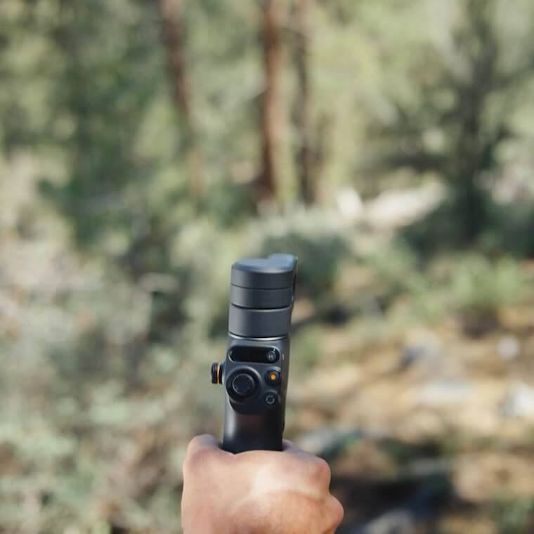 Dji osmo mobile 6
السعر 110 الف 
جهاز اوزمو موبايل للتصوير من ماركة DJI، يوفر استقرارًا عاليًا للكاميرا وتسجيل فيديو سلس، مع ميزات ذكية، إطلاق تلقائي سريع وإمكانية التمديد لتصوير ذاتي ممتاز.
جهاز اوزمو موبايل للتصوير من ماركة دي جي اي،

المميزات:

- تثبيت بثلاثة محاور – يوفر لقطات سلسة وخالية من الاهتزاز.
- عصا تمديد مدمجة – تساعد في التقاط زوايا ديناميكية وصور جماعية بسهولة.
- ميزة التشغيل السريع – تعمل تلقائيًا عند فتحها لتوفير وقت التصوير.
- عجلة جانبية للتحكم – تتيح ضبط الزوم والتركيز بدقة.
- تقنية ActiveTrack 5.0 – تحسّن تتبع الهدف للحفاظ على التركيز والإطار الصحيح.
- تصميم خفيف الوزن ومضغوط – يزن حوالي 309 جرام، مما يجعله سهل الحمل.
- مشبك مغناطيسي للهاتف – يتيح التثبيت السريع والمريح.
- وضعيات تصوير إبداعية – تشمل الفاصل الزمني (Timelapse)، التصوير السريع (Hyperlapse)، البانوراما، والتحكم بالإيماءات.
- مدة التشغيل: تصل إلى 6.4 ساعات عند الشحن الكامل


**إذا كنت صاحب هذا الإعلان وتريد حذفه لأي سبب، رجاءا أرسل رسالة إلى الدعم الفني**