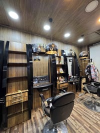 ميز حلاقة عدد ٣ سعر الواحد ١٥٠ الف وفاترينات عدد ٢ سعر الوحدة ٧٥  وكرا...