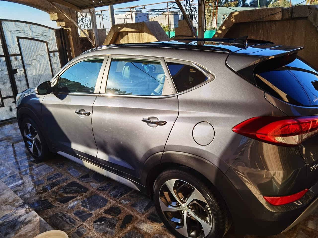 توكسن 2017  للبيع نضيفه كلش الضرر بس بوند فول مواصفات السيارة ابسمنا كاربون بانزين بيها 
للاستفسار 

 0751 523 5965
***********
