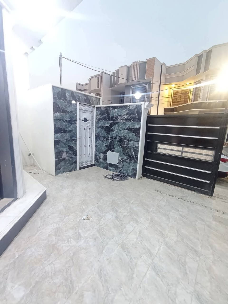 دار_للبيع بناء حديث حله_نادر_الاولى حي الزيتون 

المساحة 140 متر طابو زراعي سند25 

طابقين ثلاث غرف نوم وصاله وكليدور مطبخ وجمع صحيات  كراج سياره 

عرض الشارع 10متر تبليط مجاري كافة الخدمات 

للاستفسار الاتصال ***********
***********
مراجعة مكتب سومر للعقار نادر الاولى على الشارع الخدمي قرب حسينيه حنتوش
