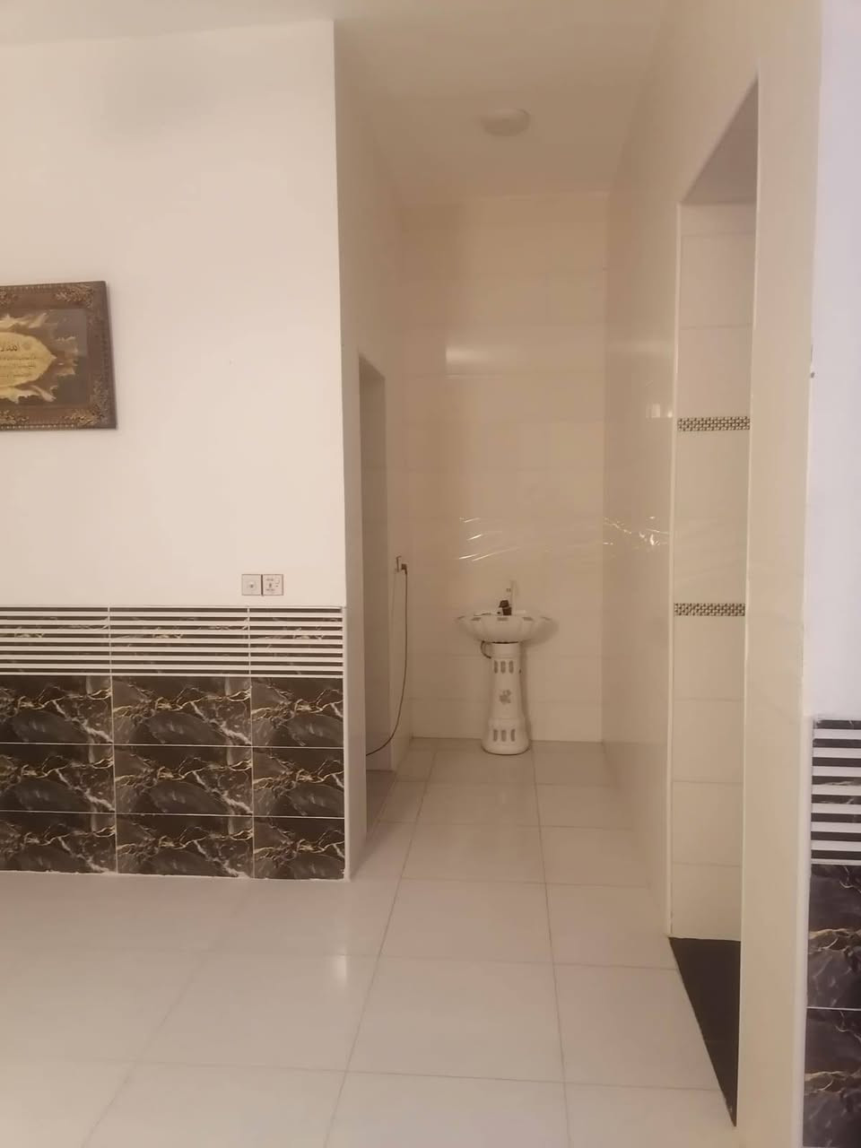 السلام عليكم للبيع بيت المكان حي منصور نزلت ابوالمخضر المساحه 300 متر 2 غرف وصاله ومطبخ وستقبال وصحيات داخليه وخارجيه بناء درجه أولى طابو زراعي سند 25 مداور *********** بي واتساب

