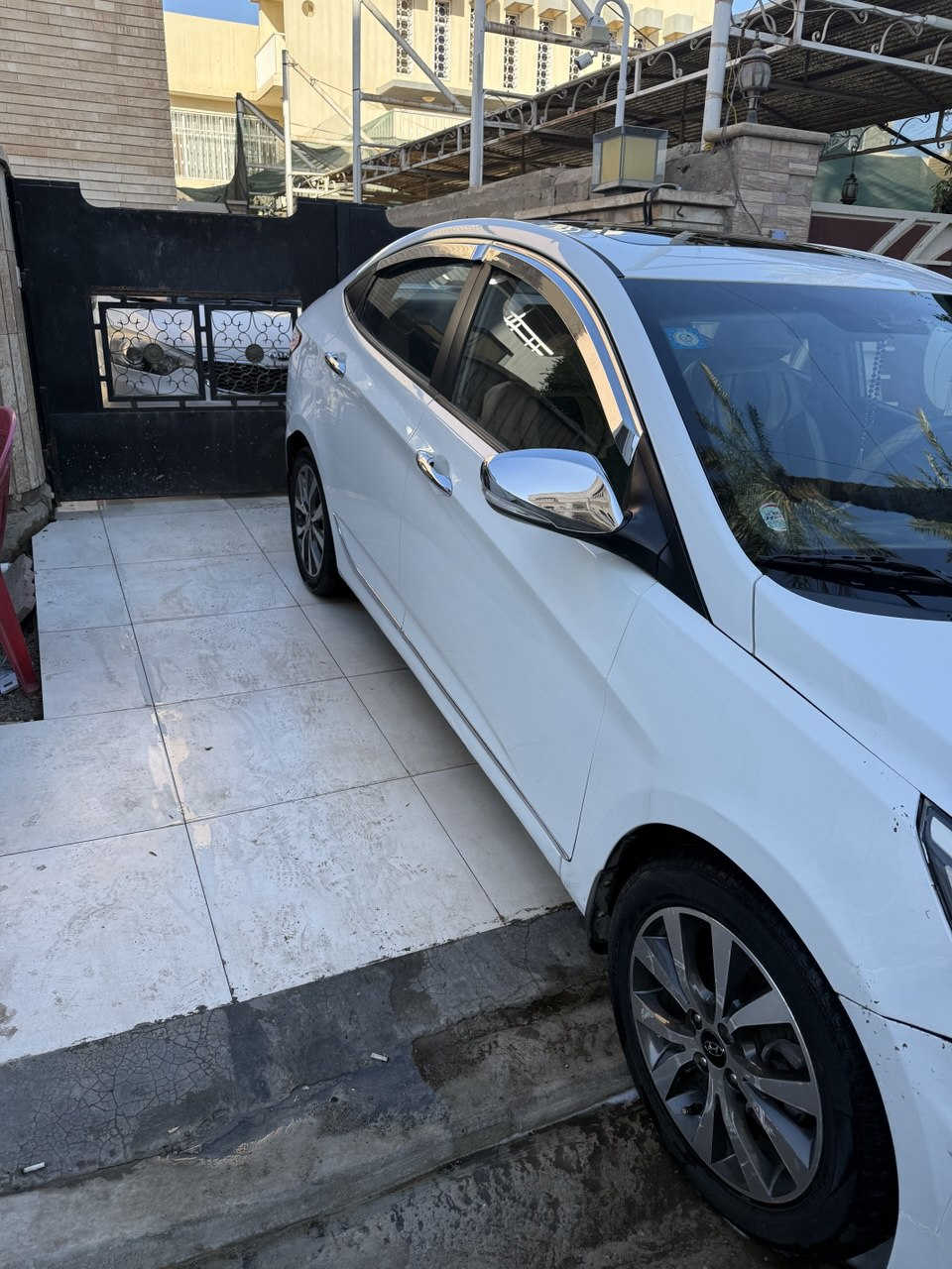 السلام عليكم .للبيع اكسنت خليجي موديل (2016)  لون ابيض محرك  (1600) دوش قطرتين. كامل مواصفات. شاشة اندرويد الجبيرة . كامرة خلفية.  تحكم بالستيرن .  تخم تايرات 4 جديد . باتري جديد . 5 ويل كب  . اشاير بالمري .سلايد  (تنتة ).  بدون حادث بس بيهة جاملغ معدل بس بارد والثانية ممسويهة مثل ما امبينة بالصور . واكو شخوص بالدعامية . والسونار مالتهة موجود . الدهنوالصيانة  من شركة موبس ودفترهم موجود.. السنوية باسمي لنهاية سنة  2027 (السعر 115) بيهة مجال بسيط  .. المكان االكرادة ... (***********)
