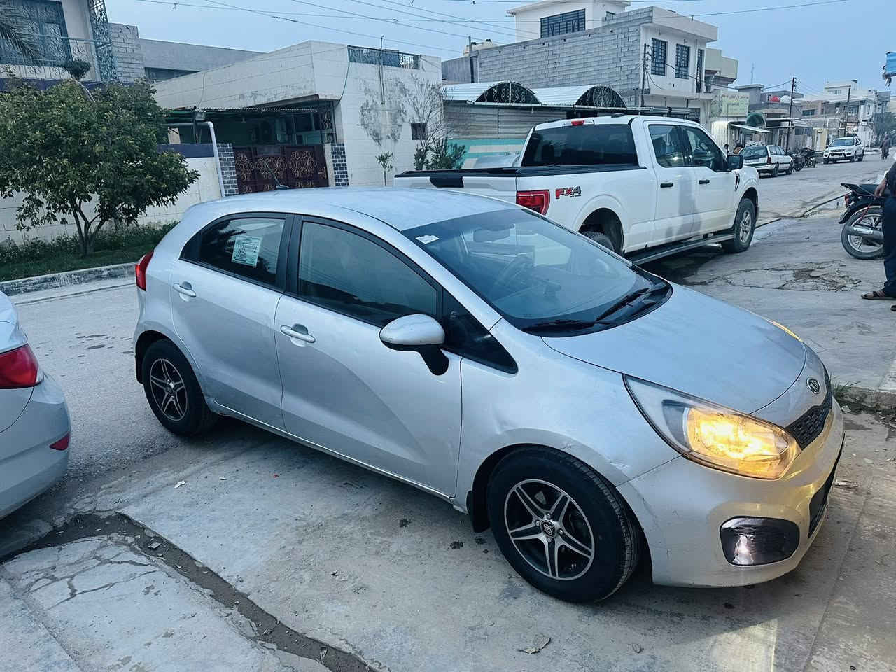 السلام عليكم 
ريو 2012 وارد امريكي هاج باك 
رقم ديالى 20 انكليزي 
سنويه مشروع وطني شرط التحويل 
محرك 1600 
محرك وكير جيد 
سياره حلوه وكامله 
تبريد 
صدر جيد 
تخم تاير 
داخله كلش نضيف 
ليبل واحد بيها 3 قطع صبغ فقط 
بدون ارباك وصور امريكا  ضررها كلش بسيط والسونار موجوده بالمنشور 
 السعر 78 وبيها مجال 
‭0771 368 5233‬
***********
العنوان ديالى الخالص هبهب
